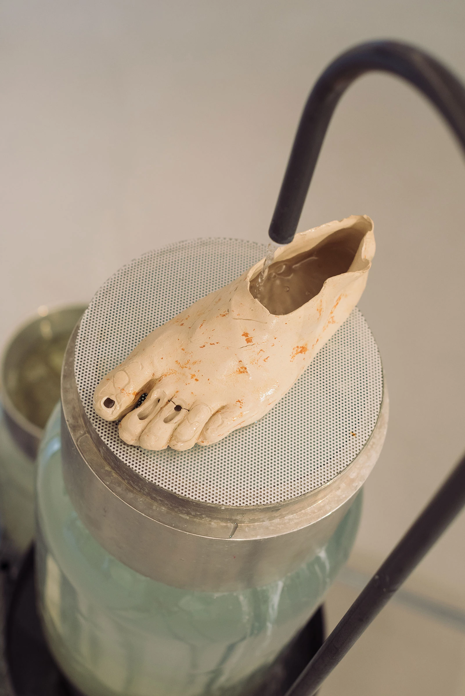 Fontaine-outils et sculpture en céramique