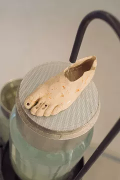 Fontaine-outils et sculpture en céramique