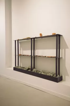 Commode en acier présentant des échantillions de terre