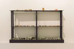 Commode en acier présentant des échantillions de terre