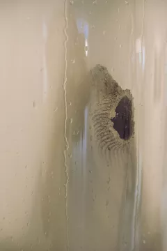 Érosion d'une piece en argile crue