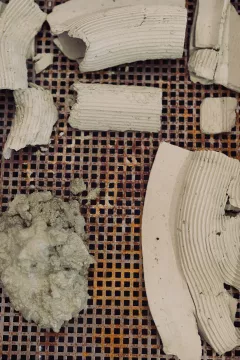 Érosion d'une piece en argile crue