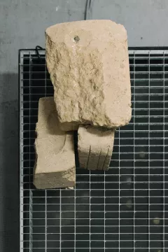 Détail de la fontaine en pierre de taille et acier