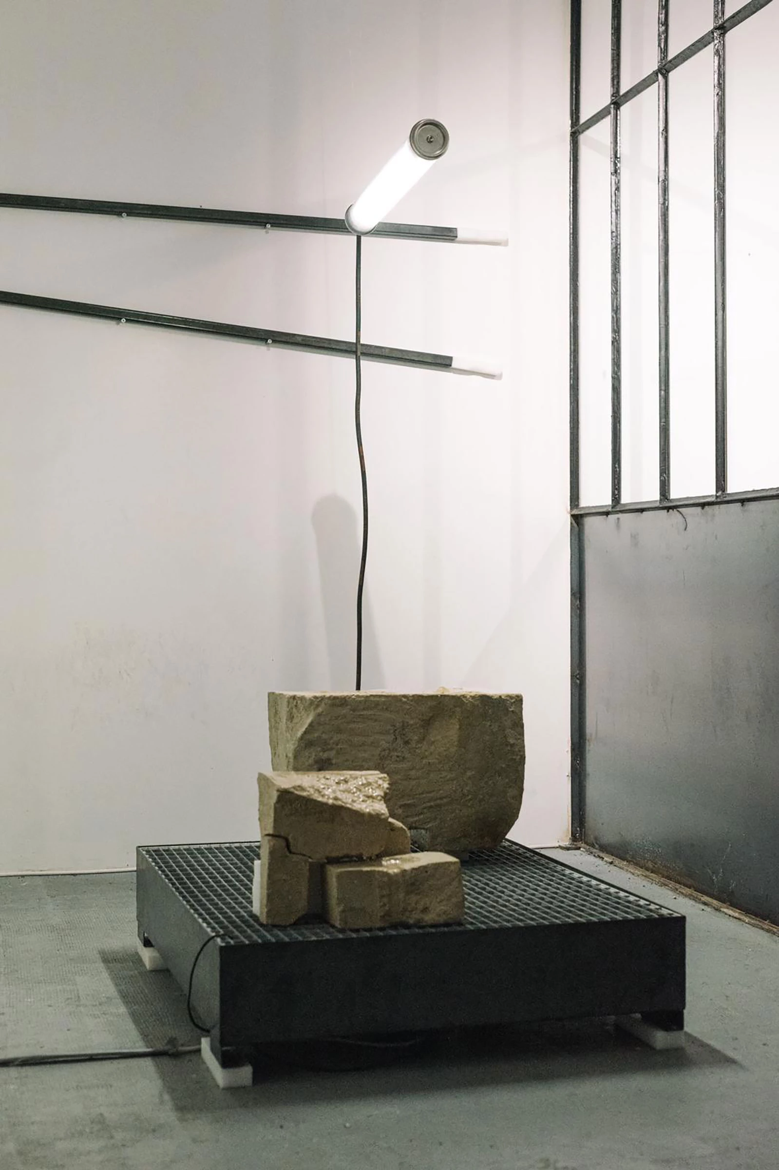 Fontaine en pierre de taille et acier