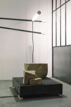 Fontaine en pierre de taille et acier