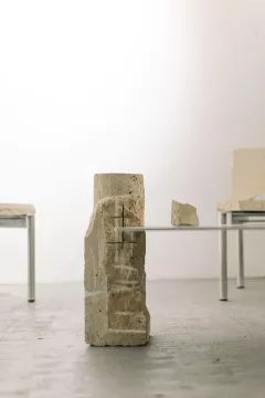 Table basse Alpi en pierre de taille et aluminium