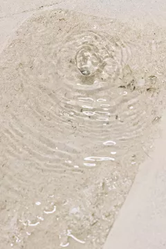 Détail de la fontaine en pierre de taille