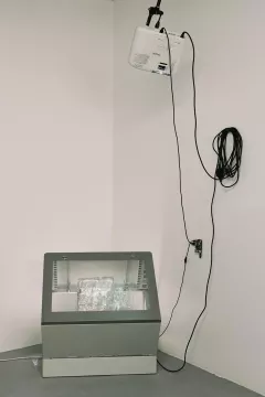 Installation video projeté sur une pierre de taille